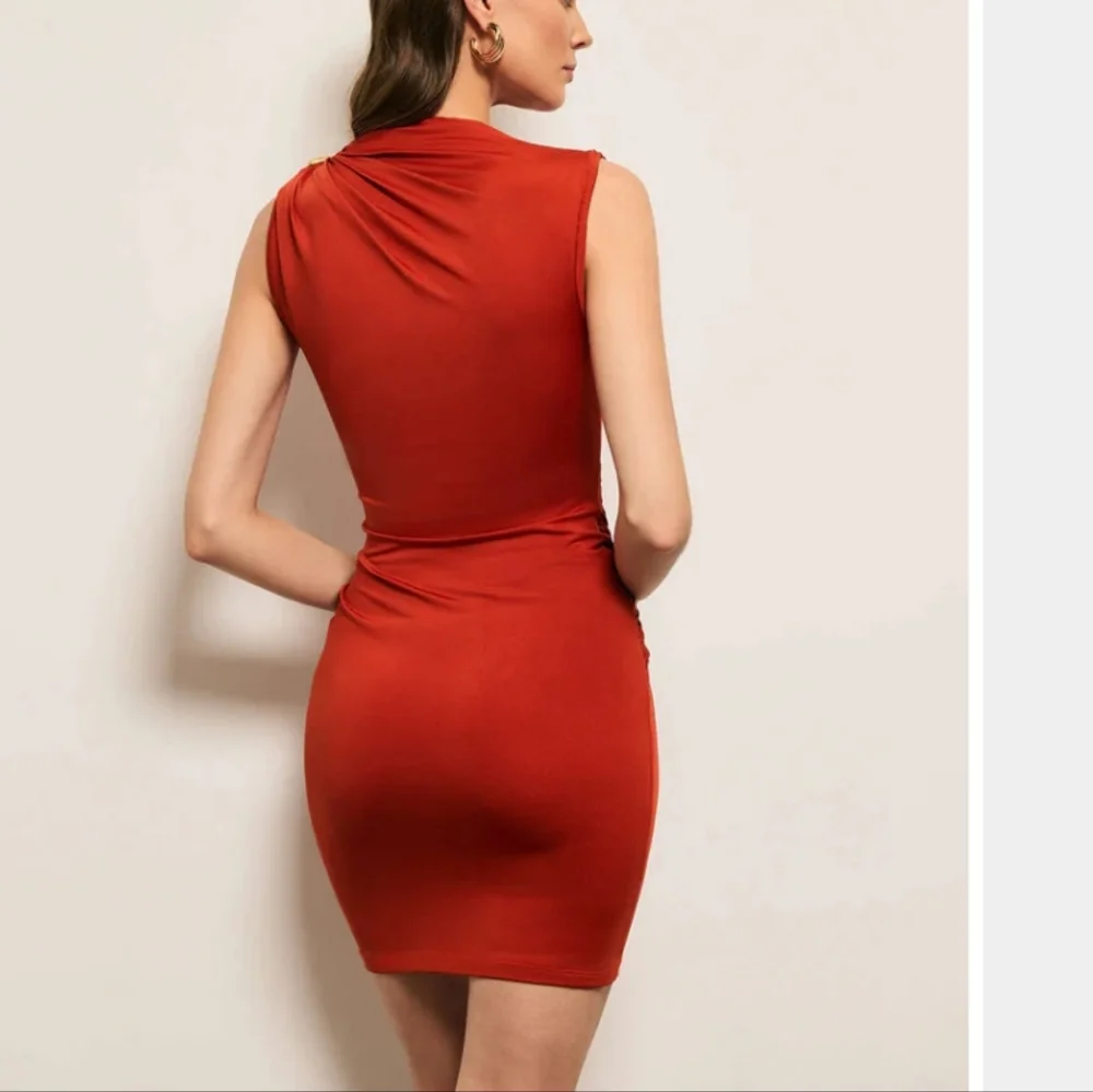 Chic One-Shoulder Brown Dress with Gold Details - Picture 3 of 3